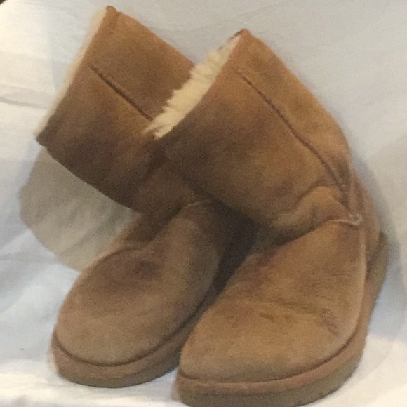 UGGS - Picture 3 of 8